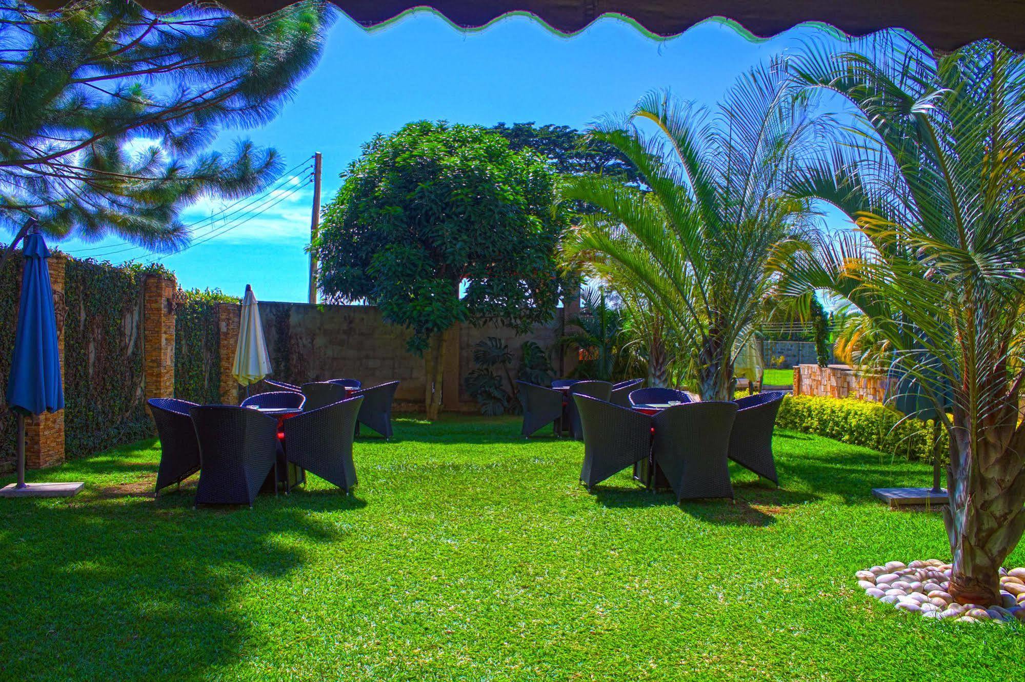 Rosemary Courts Bed and Breakfast Entebbe Exteriör bild